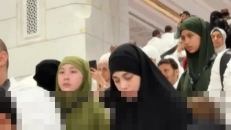Momen Haru di Tanah Suci: Celine Evangelista Tunaikan Ibadah Umrah Bersama Empat Buah Hati