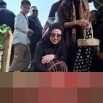 Momen Haru Venna Melinda Antar Ayahanda Jimmy Rekartono ke Peristirahatan Terakhir di TPU Jeruk Purut