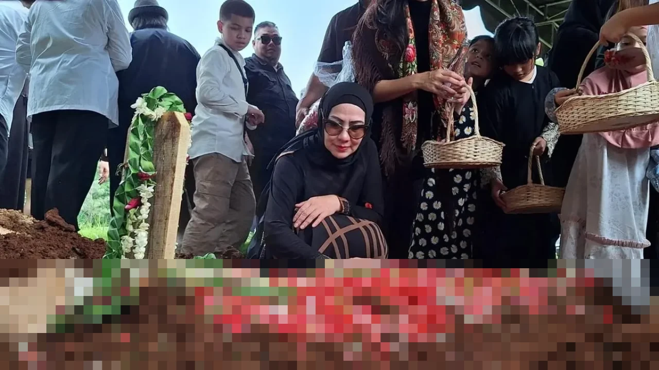 Momen Haru Venna Melinda Antar Ayahanda Jimmy Rekartono ke Peristirahatan Terakhir di TPU Jeruk Purut Momen Haru Venna Melinda Antar Ayahanda Jimmy Rekartono ke Peristirahatan Terakhir di TPU Jeruk Purut