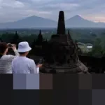 Momen Magis Awal Tahun: Borobudur Suguhkan Panorama Matahari Terbit Memukau bagi Ratusan Wisatawan