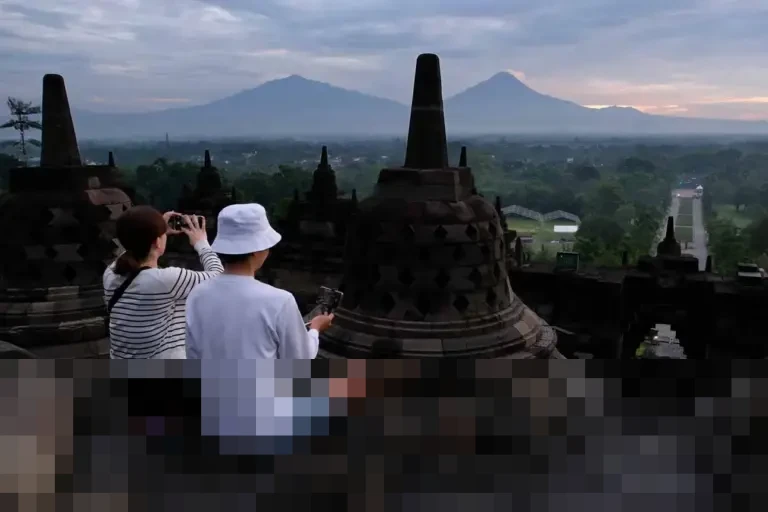 Momen Magis Awal Tahun: Borobudur Suguhkan Panorama Matahari Terbit Memukau bagi Ratusan Wisatawan