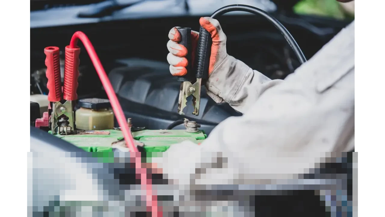 Panduan Lengkap: Cara Aman Menjumper Aki Mobil yang Soak di Perjalanan agar Tak Kesetrum