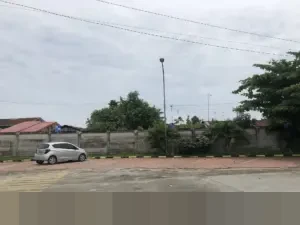 Parkiran Informal Menjamur di Luar Stasiun Cikarang, Pengguna Pilih Praktis Meski Minim Fasilitas