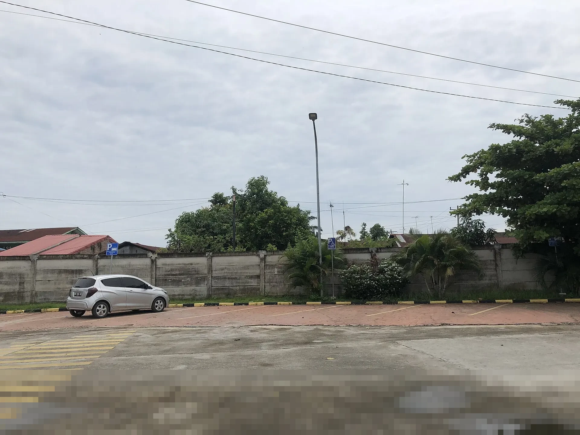 Parkiran Informal Menjamur di Luar Stasiun Cikarang, Pengguna Pilih Praktis Meski Minim Fasilitas