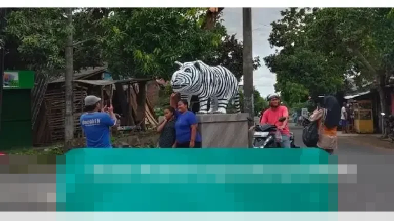 Patung Macan Putih Unik di Kediri Viral, Angkat Ekonomi UMKM dan Jadi Buruan Seniman Patung Macan Putih Unik di Kediri Viral, Angkat Ekonomi UMKM dan Jadi Buruan Seniman