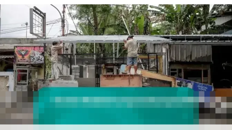 Pedagang dan Pekerja Berupaya Bangkit, Perbaiki Kios Pasca Kerusuhan di Kalibata Pedagang dan Pekerja Berupaya Bangkit, Perbaiki Kios Pasca Kerusuhan di Kalibata