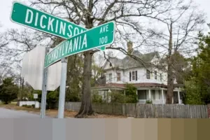 Pedagang Pasar Kramat Jati Keluhkan Tumpukan Sampah Menggunung, Omzet Anjlok hingga 40 Persen