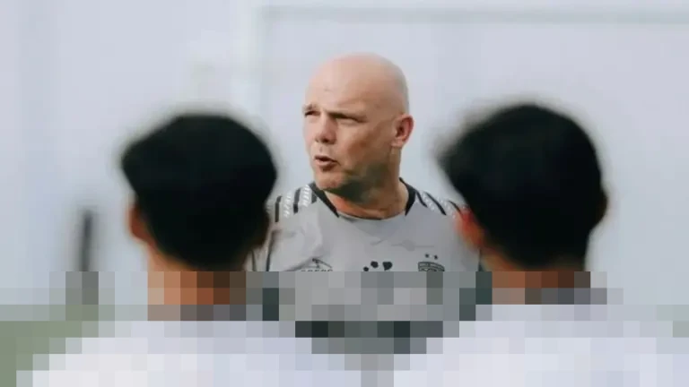 Pelatih Bali United Johnny Jansen Heran: ‘Minta Striker, Malah Dikasih YouTube’ dalam Sistem Belanja Pemain