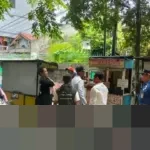 Pemkot Jakarta Barat Angkut Delapan Gerobak PKL di Saluran Air Jelambar Guna Normalisasi Hadapi Musim Hujan