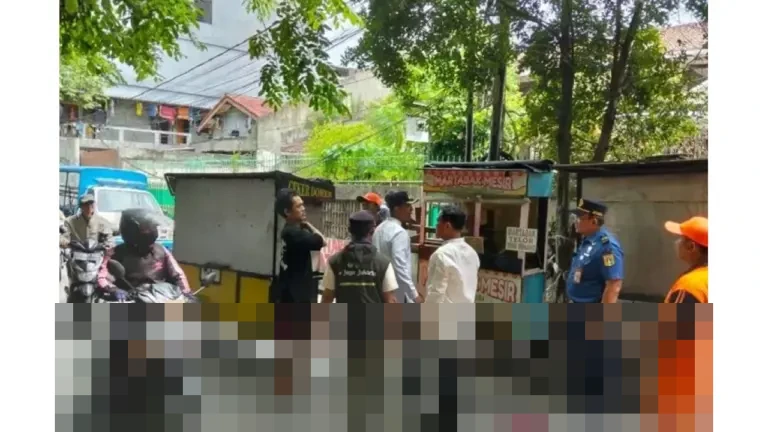 Pemkot Jakarta Barat Angkut Delapan Gerobak PKL di Saluran Air Jelambar Guna Normalisasi Hadapi Musim Hujan