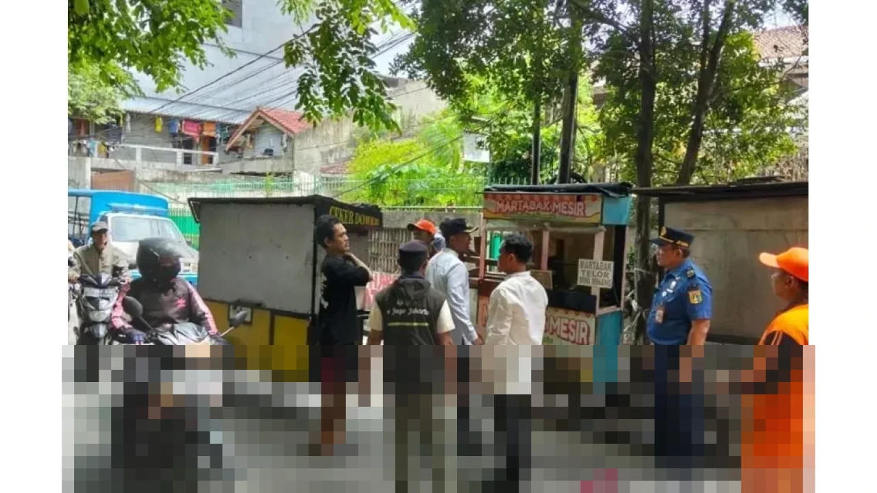 Pemkot Jakarta Barat Angkut Delapan Gerobak PKL di Saluran Air Jelambar Guna Normalisasi Hadapi Musim Hujan