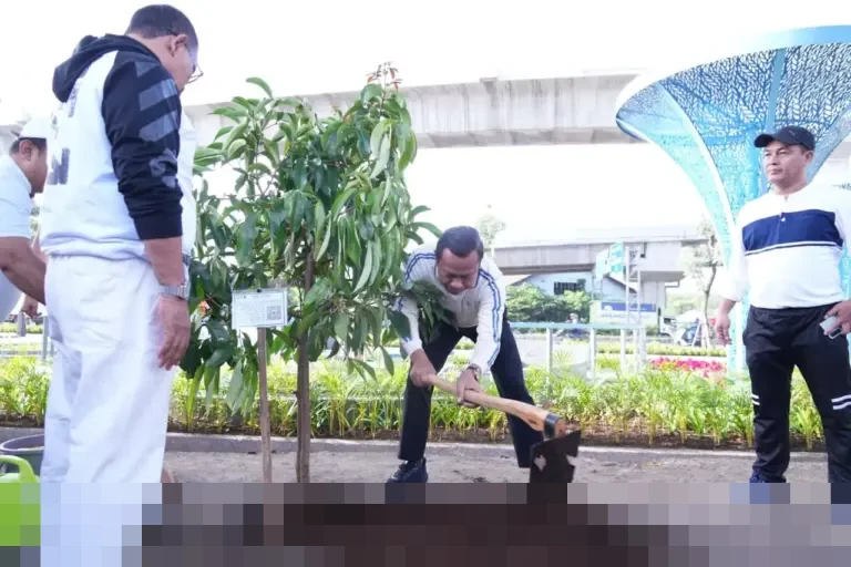 Pemkot Jakarta Timur Tanam 10 Pohon Produktif di Cakung, Optimalkan Ruang Terbuka Hijau