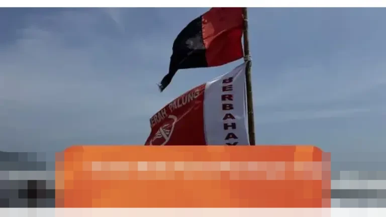 Pemuda Diduga Mabuk Berusaha Ceburkan Diri ke Rip Current Pantai Parangtritis, Petugas SAR Kewalahan Pemuda Diduga Mabuk Berusaha Ceburkan Diri ke Rip Current Pantai Parangtritis, Petugas SAR Kewalahan