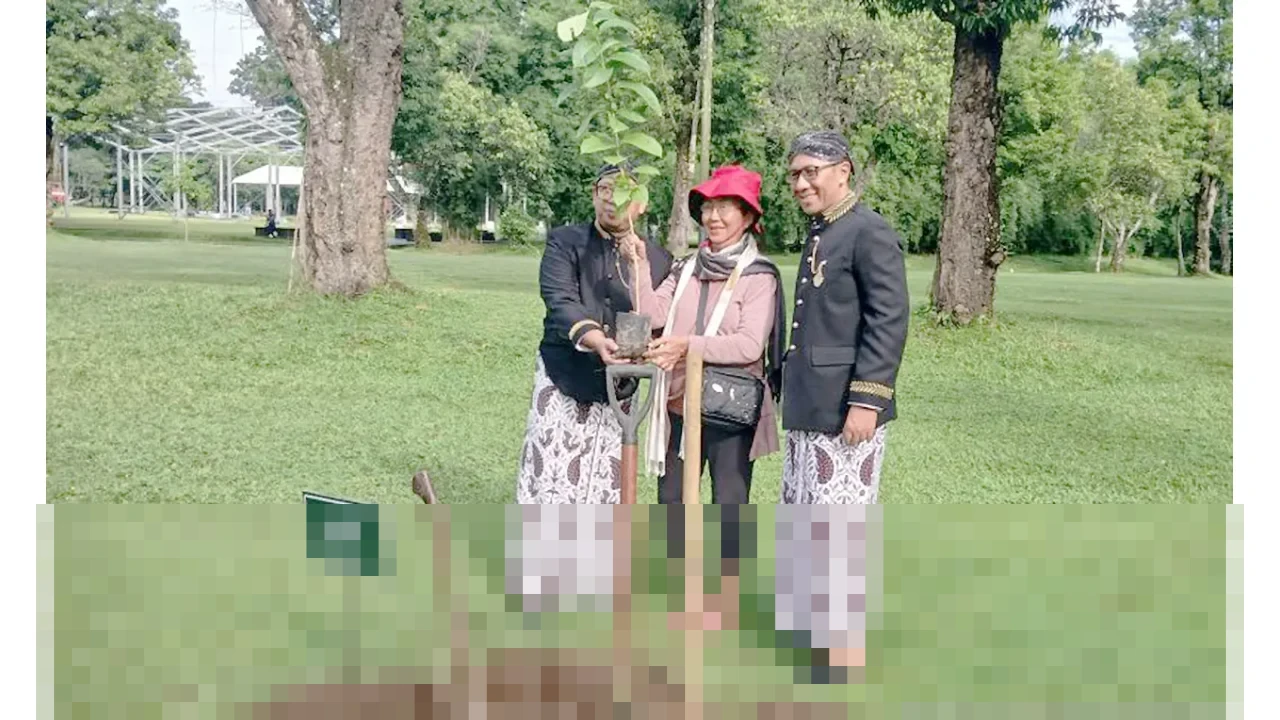 Pengelola Borobudur Sambut Istimewa Pengunjung Pertama 2026 dengan Suvenir dan Penanaman Pohon