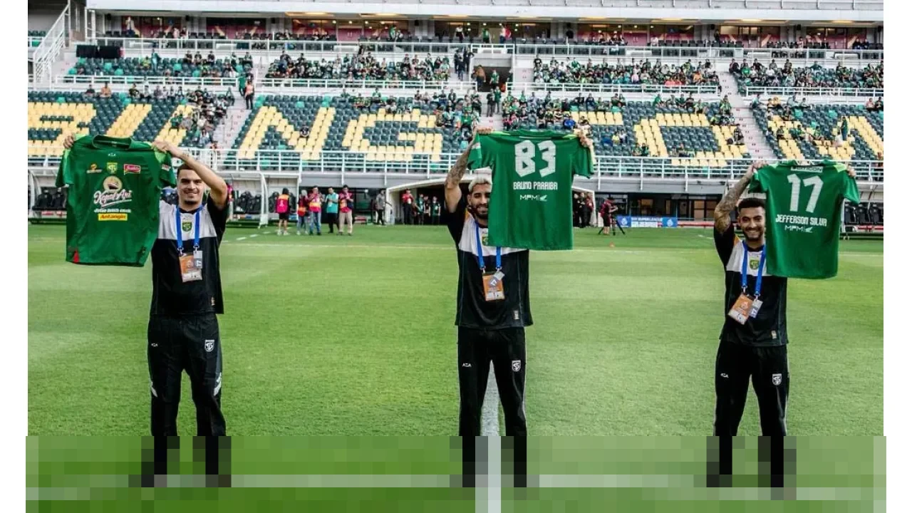 Persebaya Resmi Perkenalkan Tiga Penggawa Asing Baru di Gelora Bung Tomo untuk Arungi Putaran Kedua Super League