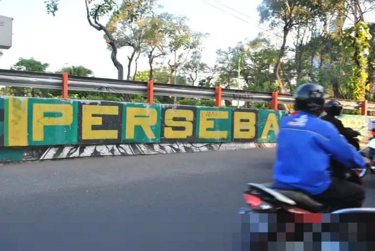 Persebaya Taklukkan Malut United 2-1 di Gelora Bung Tomo, Naik ke Peringkat Enam Klasemen Persebaya Taklukkan Malut United 2-1 di Gelora Bung Tomo, Naik ke Peringkat Enam Klasemen
