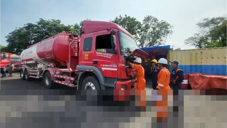 Pertamina Apresiasi Dedikasi Awak Mobil Tangki di Malang, Pastikan Distribusi BBM Aman Selama Nataru Pertamina Apresiasi Dedikasi Awak Mobil Tangki di Malang, Pastikan Distribusi BBM Aman Selama Nataru