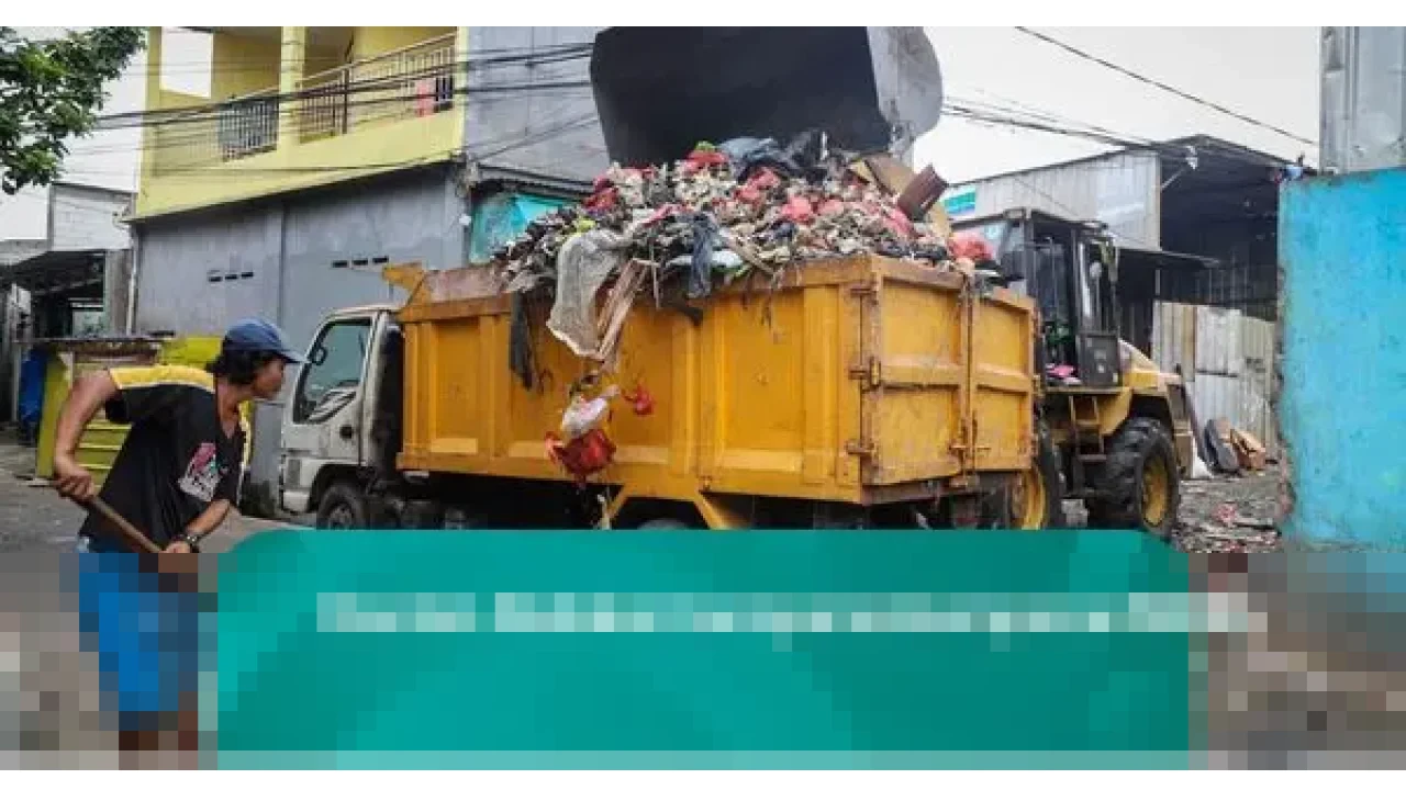 Petugas Kebersihan Mulai Angkut Tumpukan Sampah Menggunung di TPS Baktijaya Depok