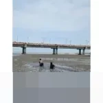 Polairud Polda Jatim Sigap Selamatkan Dua Anak Terjebak Lumpur Tebal di Pantai Kenjeran Surabaya