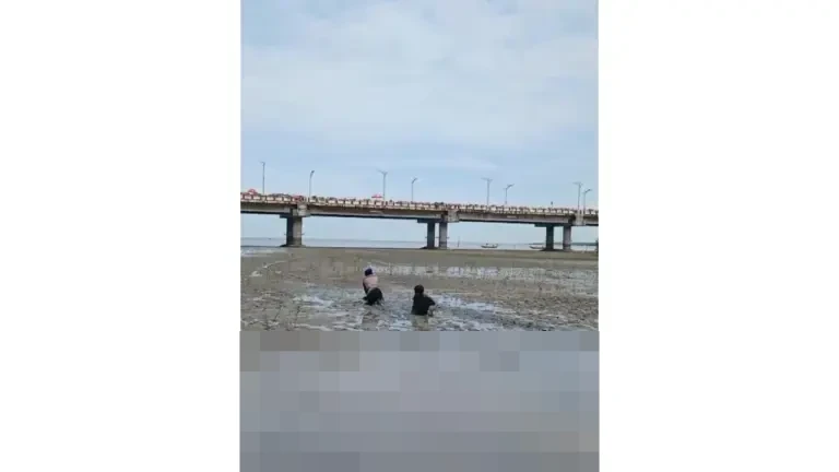 Polairud Polda Jatim Sigap Selamatkan Dua Anak Terjebak Lumpur Tebal di Pantai Kenjeran Surabaya Polairud Polda Jatim Sigap Selamatkan Dua Anak Terjebak Lumpur Tebal di Pantai Kenjeran Surabaya