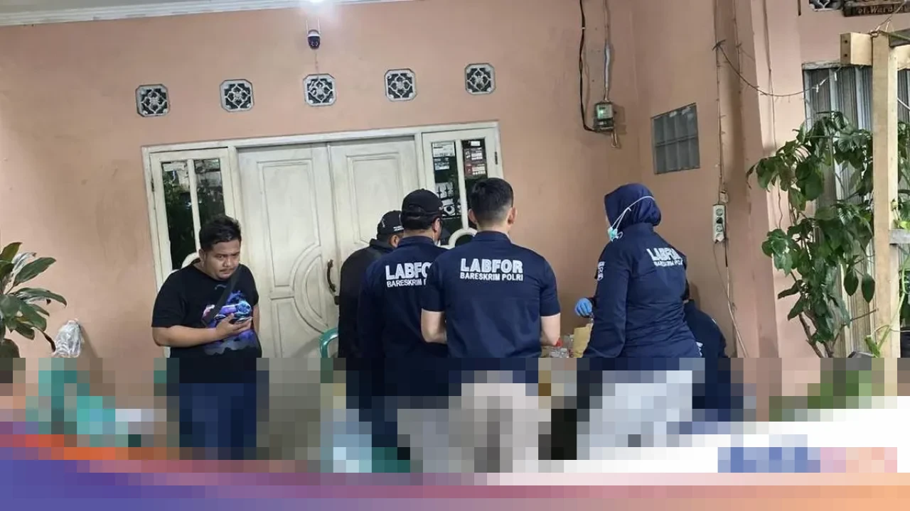 Polisi Selidiki Kematian Misterius Sekeluarga di Jakut, Tetangga: Baru 5 Bulan Ngontrak Polisi Selidiki Kematian Misterius Sekeluarga di Jakut, Tetangga: Baru 5 Bulan Ngontrak
