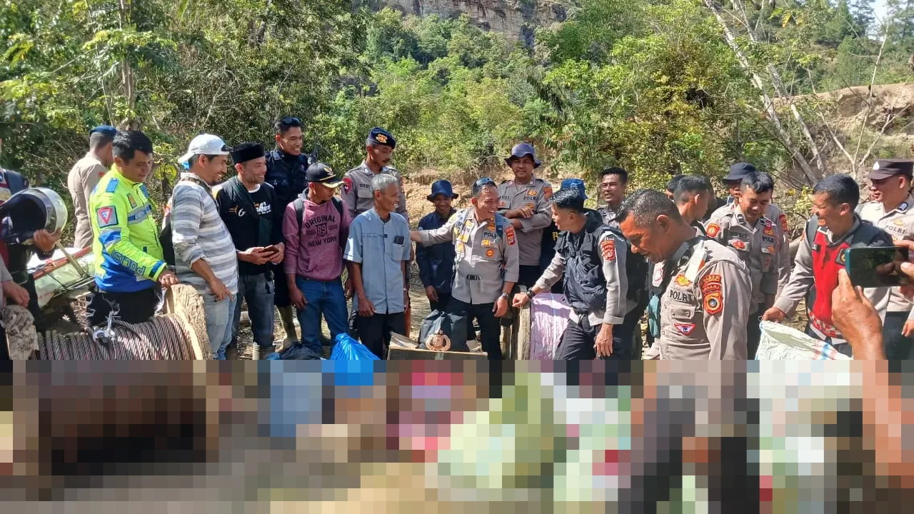 Polres Aceh Tengah Salurkan Bantuan Logistik ke Desa Terisolir di Linge Pasca-Banjir dan Longsor Polres Aceh Tengah Salurkan Bantuan Logistik ke Desa Terisolir di Linge Pasca-Banjir dan Longsor