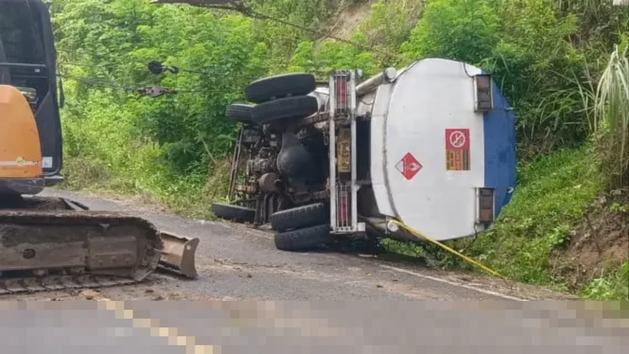 Polres Tulungagung Pastikan Truk Solar Terguling di JLS Hanya Langgar Administrasi Polres Tulungagung Pastikan Truk Solar Terguling di JLS Hanya Langgar Administrasi