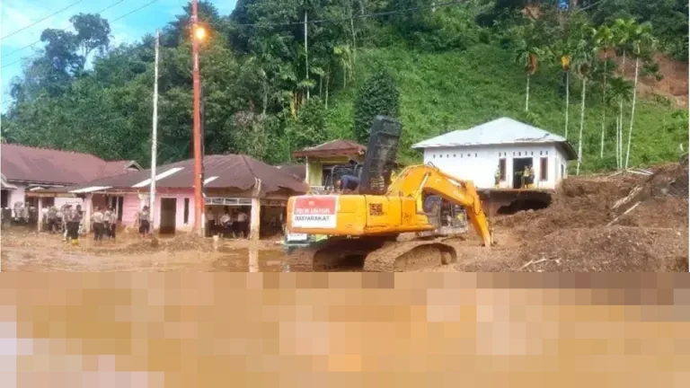 Polri Kerahkan Puluhan Alat Berat, Maksimalkan Pemulihan Pasca Banjir Bandang di Aceh, Sumbar, dan Sumut