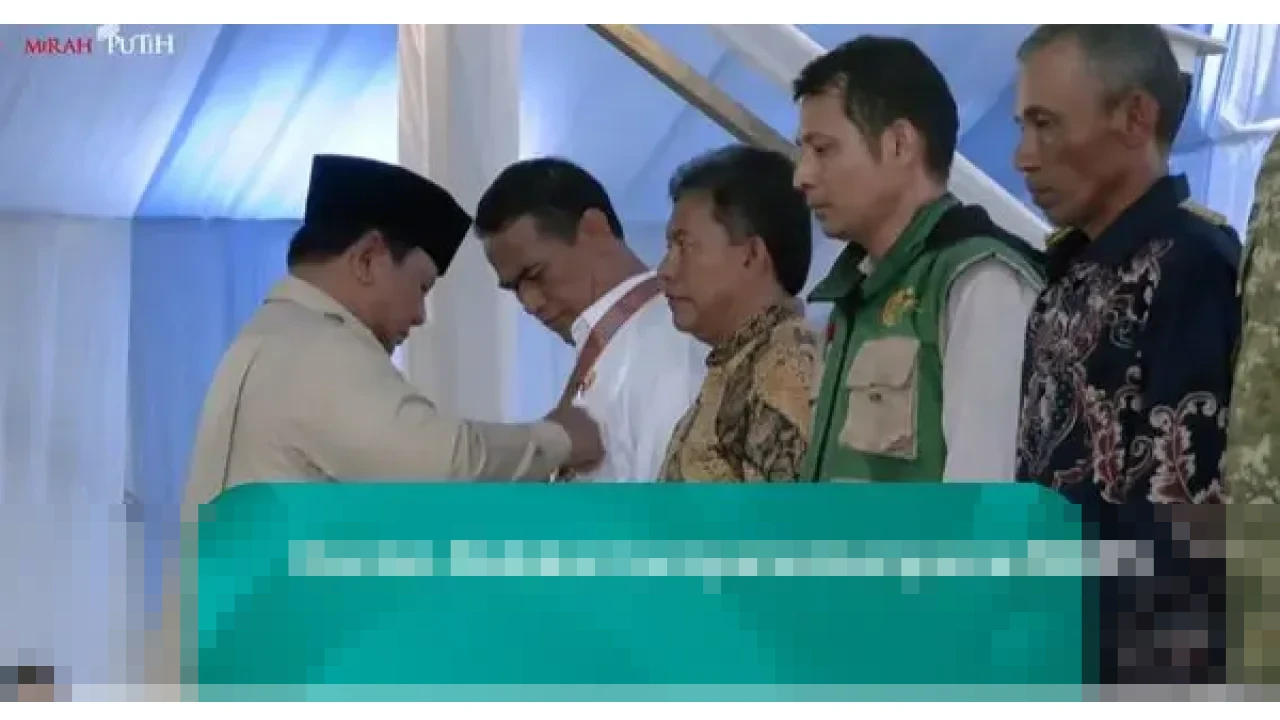 Prabowo Anugerahkan Bintang Jasa Bidang Pangan kepada Mentan dan Petani di Karawang