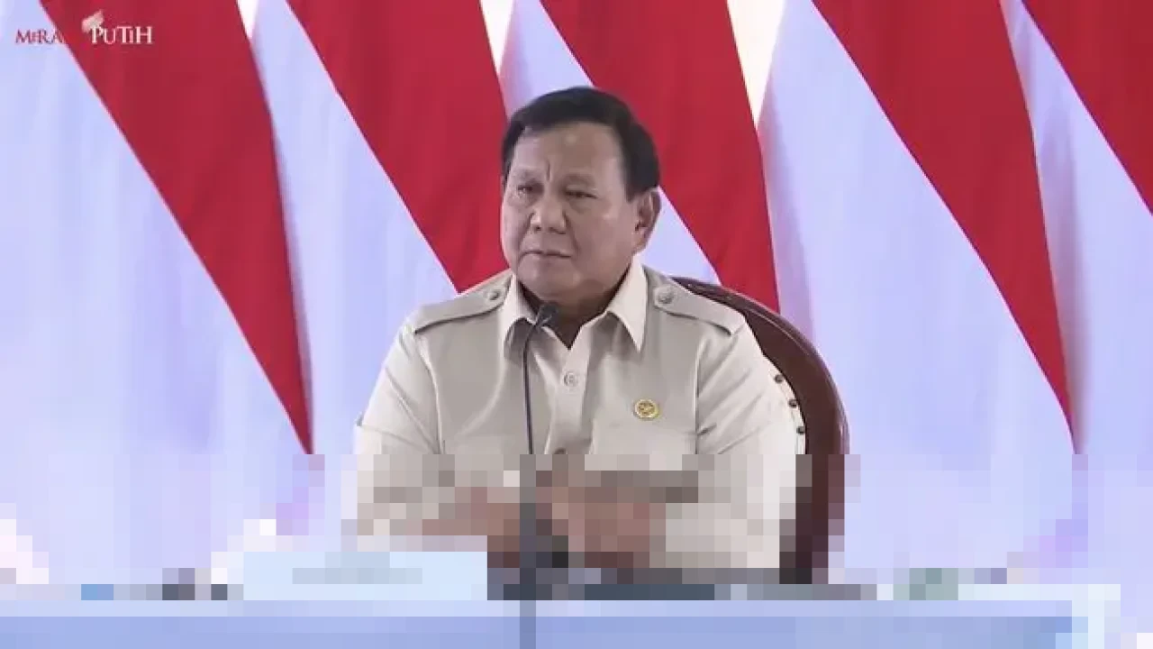 Prabowo: “Fokus Kita Kurangi Penderitaan Rakyat,” Tinjau Huntara Aceh Tamiang