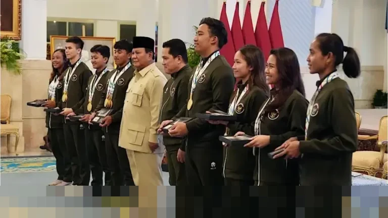 Prabowo: “Pangkat Rizki Juniansyah Naik Dua Tingkat Usai Pecahkan Rekor Dunia”
