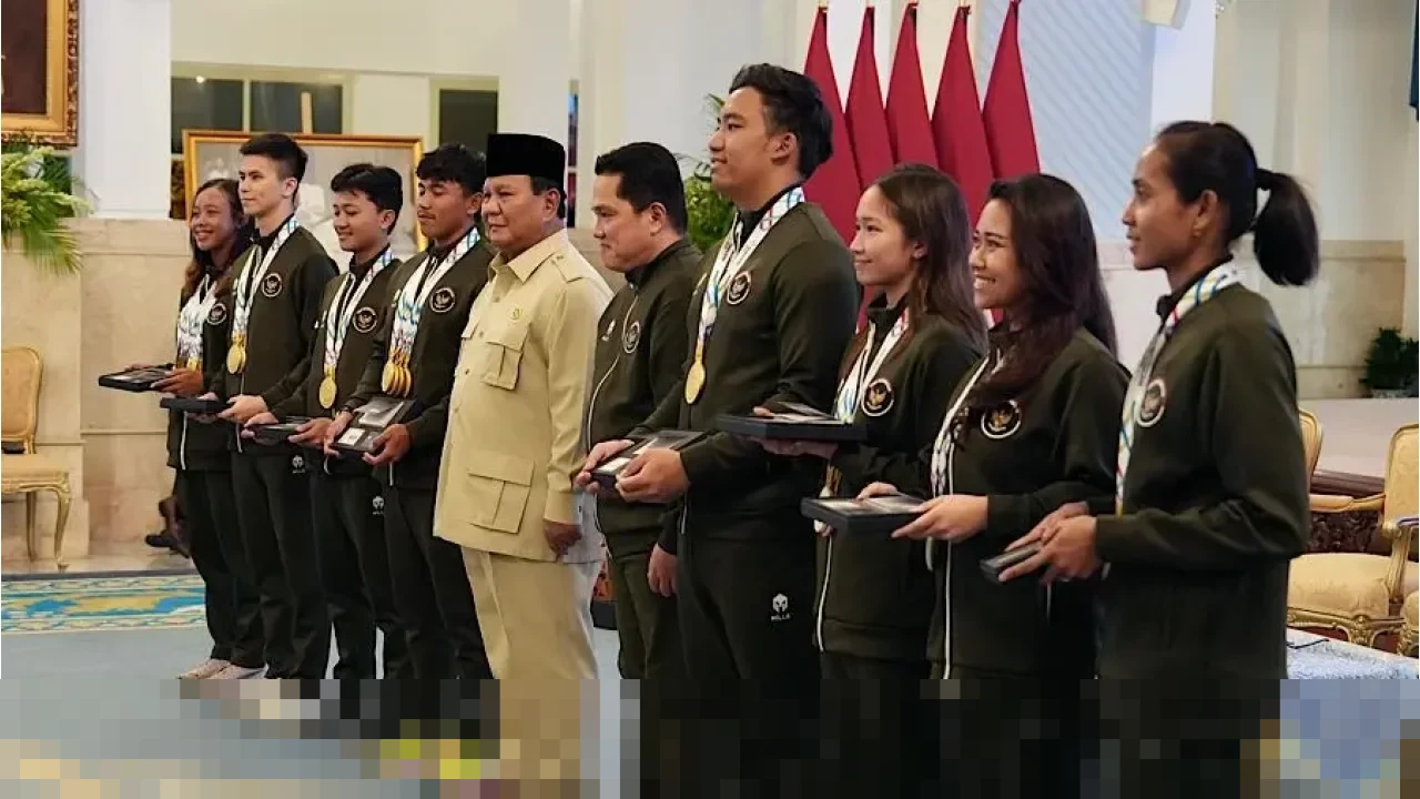 Prabowo: “Pangkat Rizki Juniansyah Naik Dua Tingkat Usai Pecahkan Rekor Dunia”