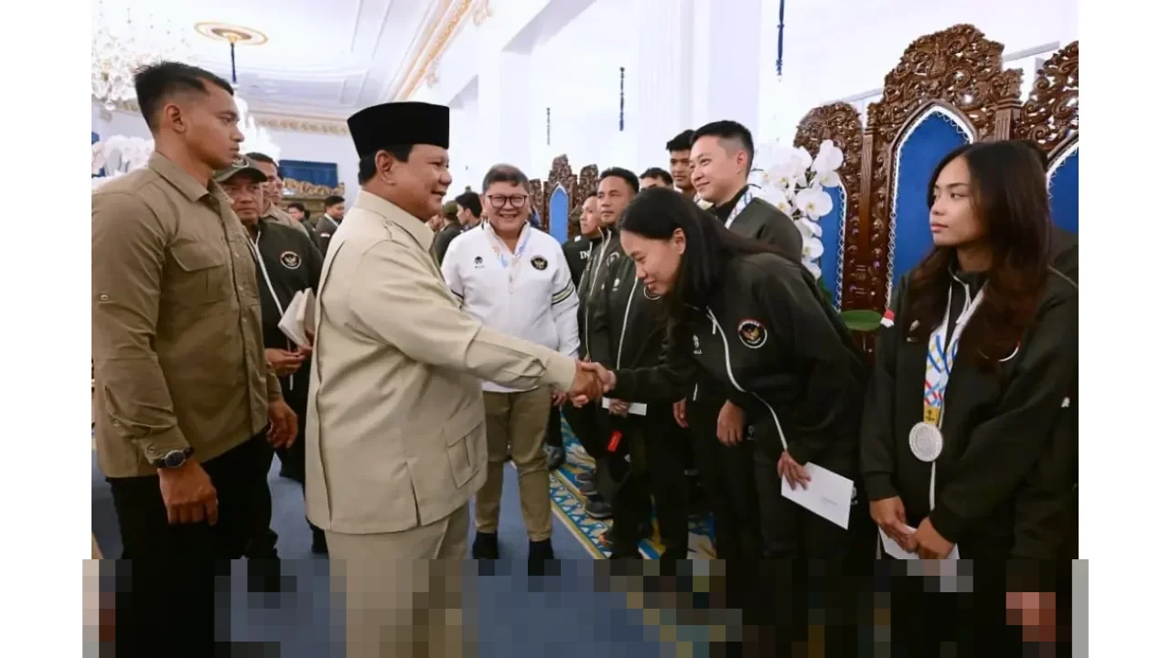 Prabowo Serahkan Bonus Miliaran Rupiah untuk Atlet SEA Games 2025: “Ini Tabungan Masa Depanmu!”