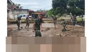 Prajurit TNI Brigif TP 88/KBK Rejang Lebong Dikerahkan Bantu Warga Bersihkan Lumpur Pasca-Banjir Bandang di Sindang Beliti Ilir