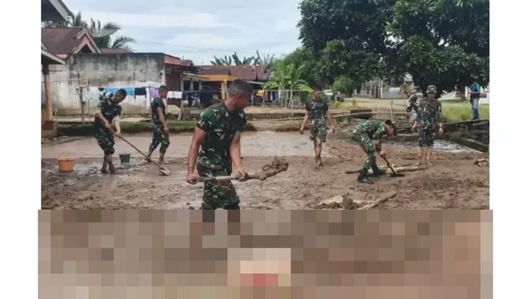 Prajurit TNI Brigif TP 88/KBK Rejang Lebong Dikerahkan Bantu Warga Bersihkan Lumpur Pasca-Banjir Bandang di Sindang Beliti Ilir
