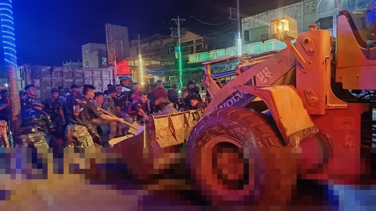 Prajurit TNI Lanjutkan Pembersihan Pasar Aceh Tamiang Hingga Larut Malam Demi Percepatan Pemulihan Pascabencana