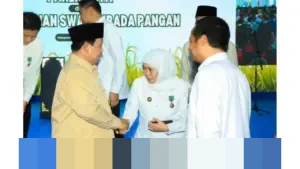Presiden Prabowo Anugerahkan Satyalancana Wira Karya kepada Gubernur Jatim Khofifah atas Swasembada Pangan 2025