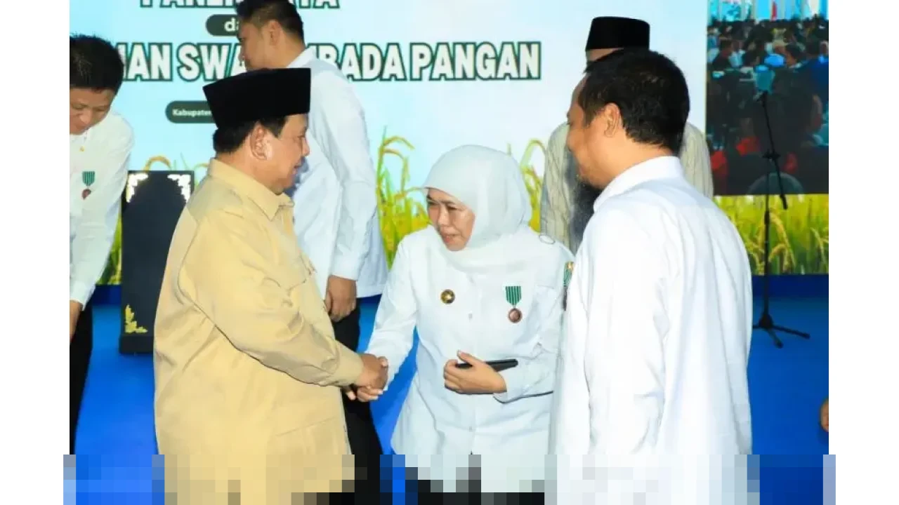 Presiden Prabowo Anugerahkan Satyalancana Wira Karya kepada Gubernur Jatim Khofifah atas Swasembada Pangan 2025