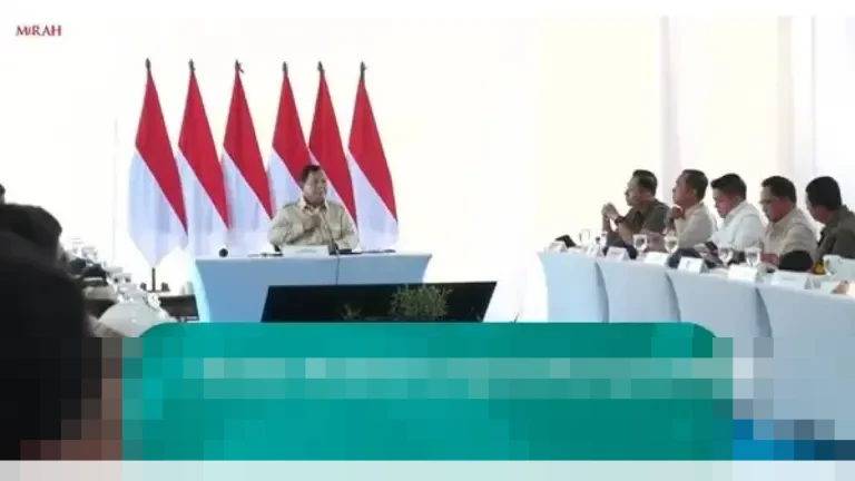 Presiden Prabowo Pimpin Rapat Koordinasi Penanganan Bencana di Aceh Tamiang, Sempat Jeda untuk Azan Zuhur