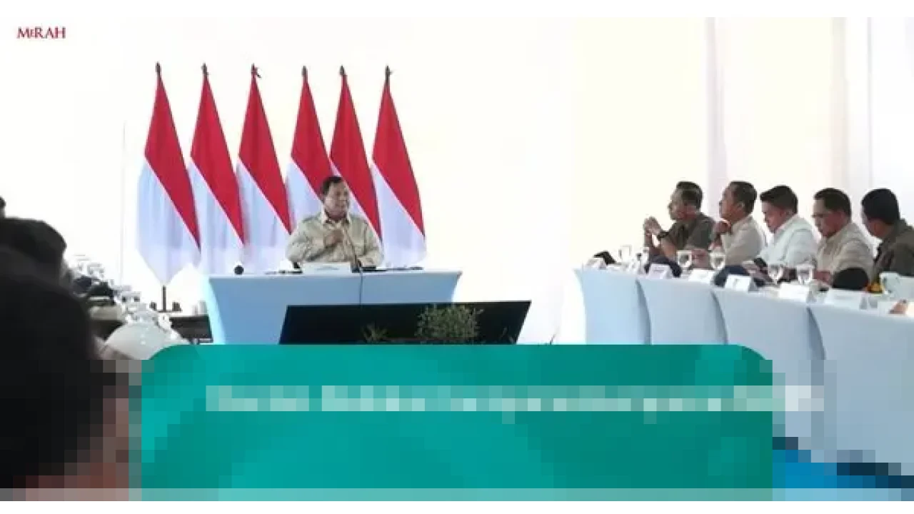 Presiden Prabowo Pimpin Rapat Koordinasi Penanganan Bencana di Aceh Tamiang, Sempat Jeda untuk Azan Zuhur