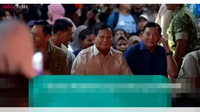 Presiden Prabowo Saksikan Film Jumbo Bersama Pengungsi Bencana di Tapanuli Selatan Saat Malam Tahun Baru 2026 Presiden Prabowo Saksikan Film Jumbo Bersama Pengungsi Bencana di Tapanuli Selatan Saat Malam Tahun Baru 2026