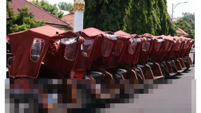 Presiden Prabowo Salurkan 100 Becak Listrik di Tuban, Lansia Penarik Becak Bersukacita