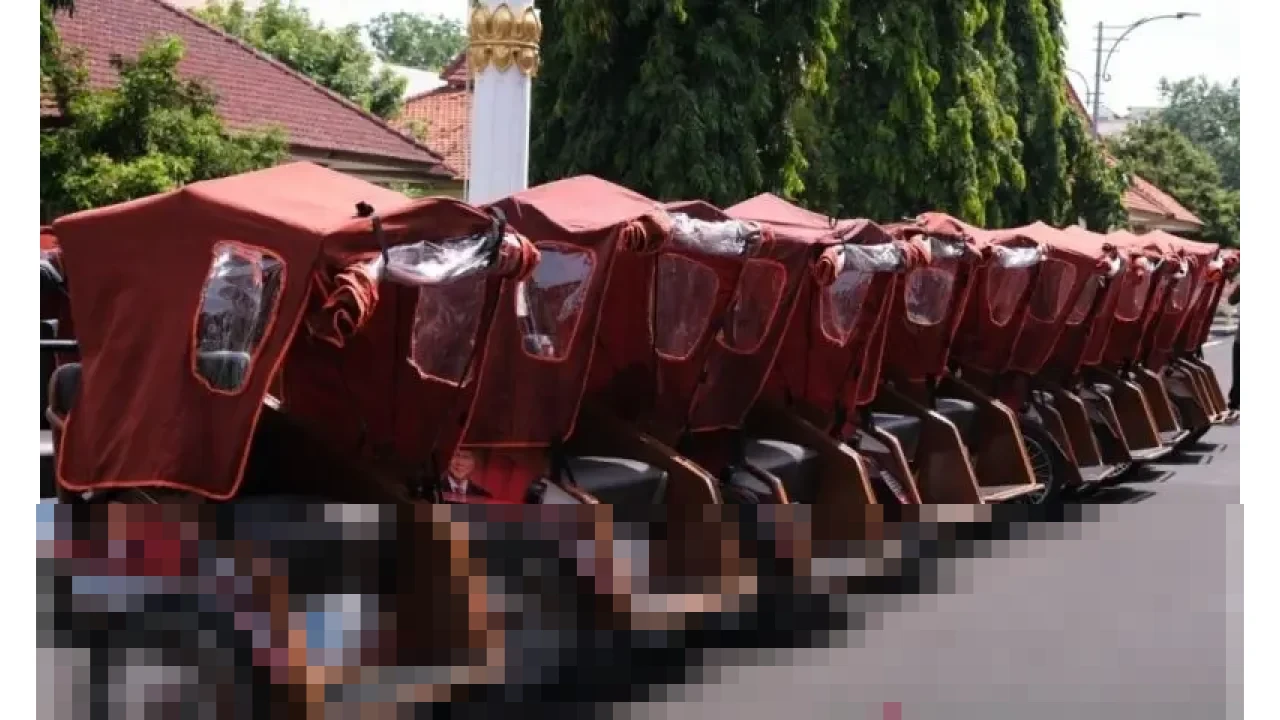 Presiden Prabowo Salurkan 100 Becak Listrik di Tuban, Lansia Penarik Becak Bersukacita Presiden Prabowo Salurkan 100 Becak Listrik di Tuban, Lansia Penarik Becak Bersukacita