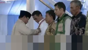 Presiden Prabowo Subianto Anugerahkan Bintang Jasa Utama kepada Mentan Amran Sulaiman di Tengah Panen Raya Karawang