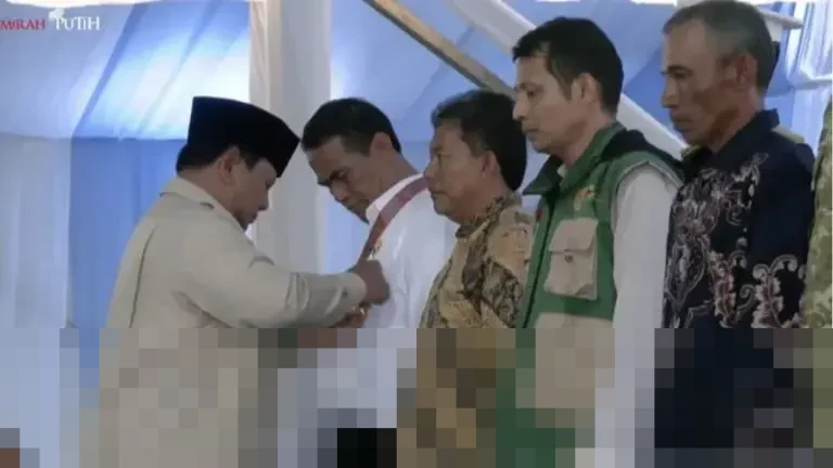 Presiden Prabowo Subianto Anugerahkan Bintang Jasa Utama kepada Mentan Amran Sulaiman di Tengah Panen Raya Karawang Presiden Prabowo Subianto Anugerahkan Bintang Jasa Utama kepada Mentan Amran Sulaiman di Tengah Panen Raya Karawang