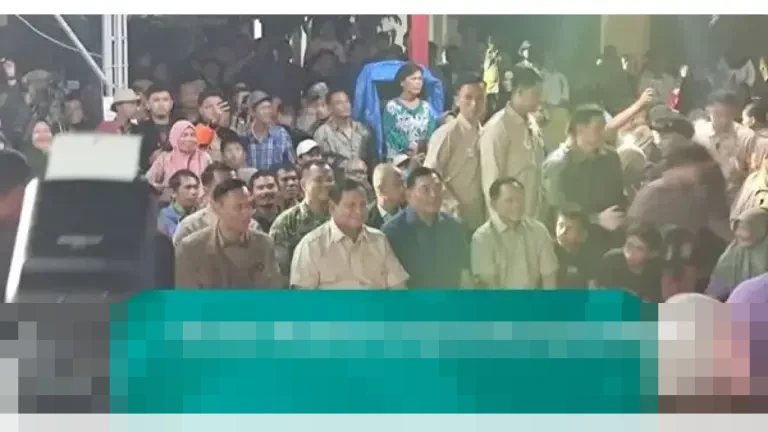 Presiden Prabowo Subianto Sambangi Pengungsian Batang Toru, Rayakan Malam Tahun Baru Bersama Korban Bencana Presiden Prabowo Subianto Sambangi Pengungsian Batang Toru, Rayakan Malam Tahun Baru Bersama Korban Bencana