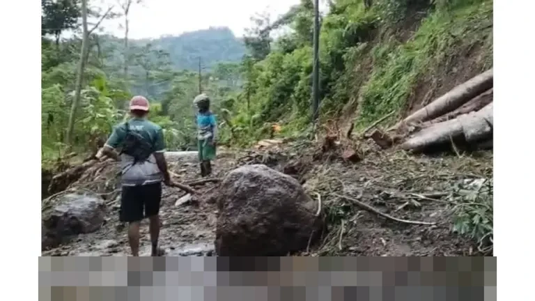 Puluhan Titik Longsor Tutup Akses Utama Desa Tempur Jepara, Badan Jalan Hanyut Tergerus Sungai