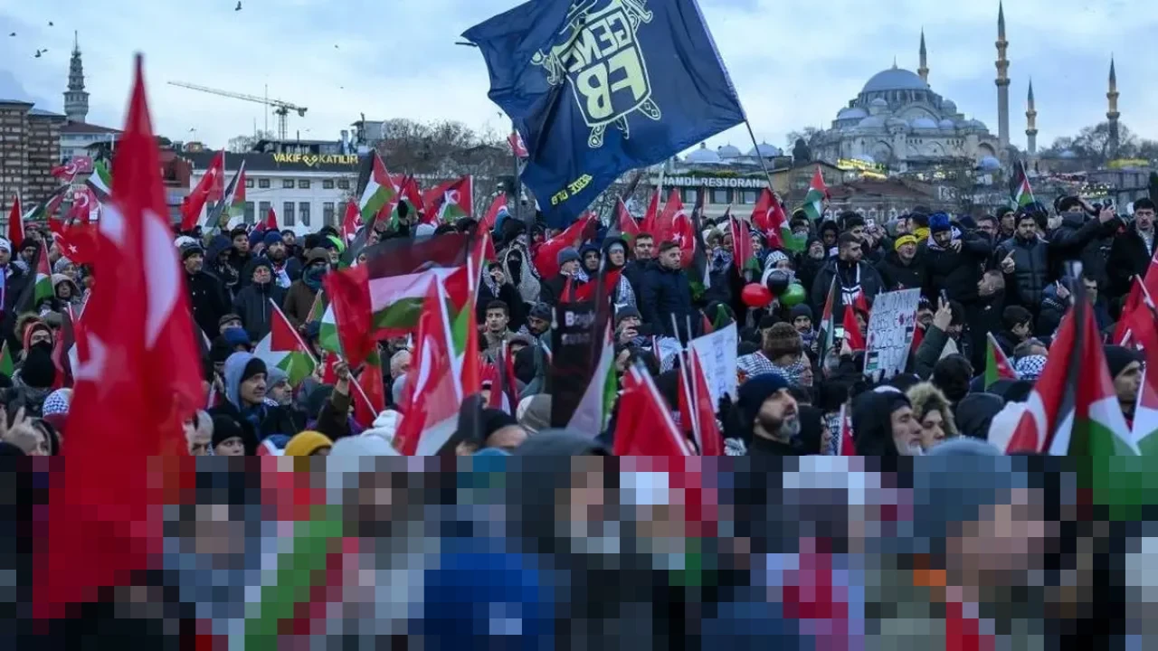Ratusan Ribu Warga Turki Padati Jembatan Galata Istanbul, Serukan Akhiri Genosida di Gaza pada Hari Tahun Baru 2026 Ratusan Ribu Warga Turki Padati Jembatan Galata Istanbul, Serukan Akhiri Genosida di Gaza pada Hari Tahun Baru 2026