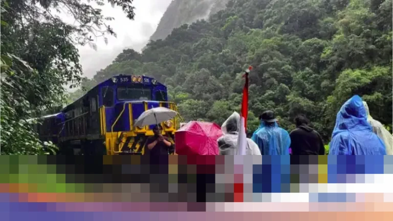 Ratusan Turis Dievakuasi Usai Tabrakan Kereta di Machu Picchu, Satu Tewas dan 40 Terluka Ratusan Turis Dievakuasi Usai Tabrakan Kereta di Machu Picchu, Satu Tewas dan 40 Terluka