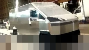 Replika Tesla Cybertruck Berbahan Baja Terlihat di Rusia, Diduga Modifikasi dari Van Kargo Tiongkok
